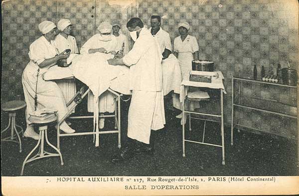 Hôpital auxiliaire N° 117 situé à l'Hôtel Continental Paris L'infirmière donnant l'anesthésie tient un flacon d'anesthésique qu'elle verse en goutte à goutte sur un linge recouvrant la face